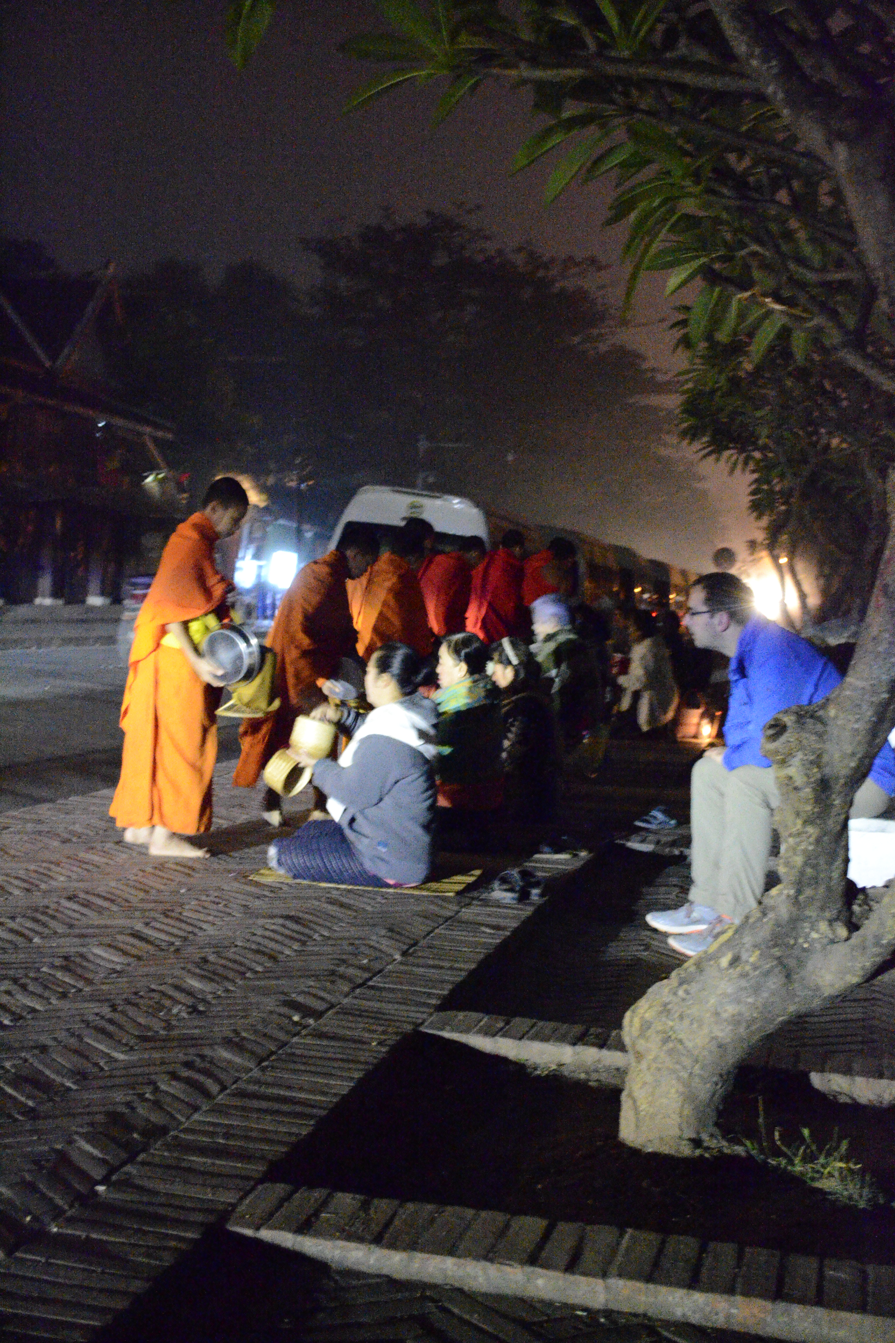 Zoomer sur l'image : Cérémonie de l'aumône Louang Prabang