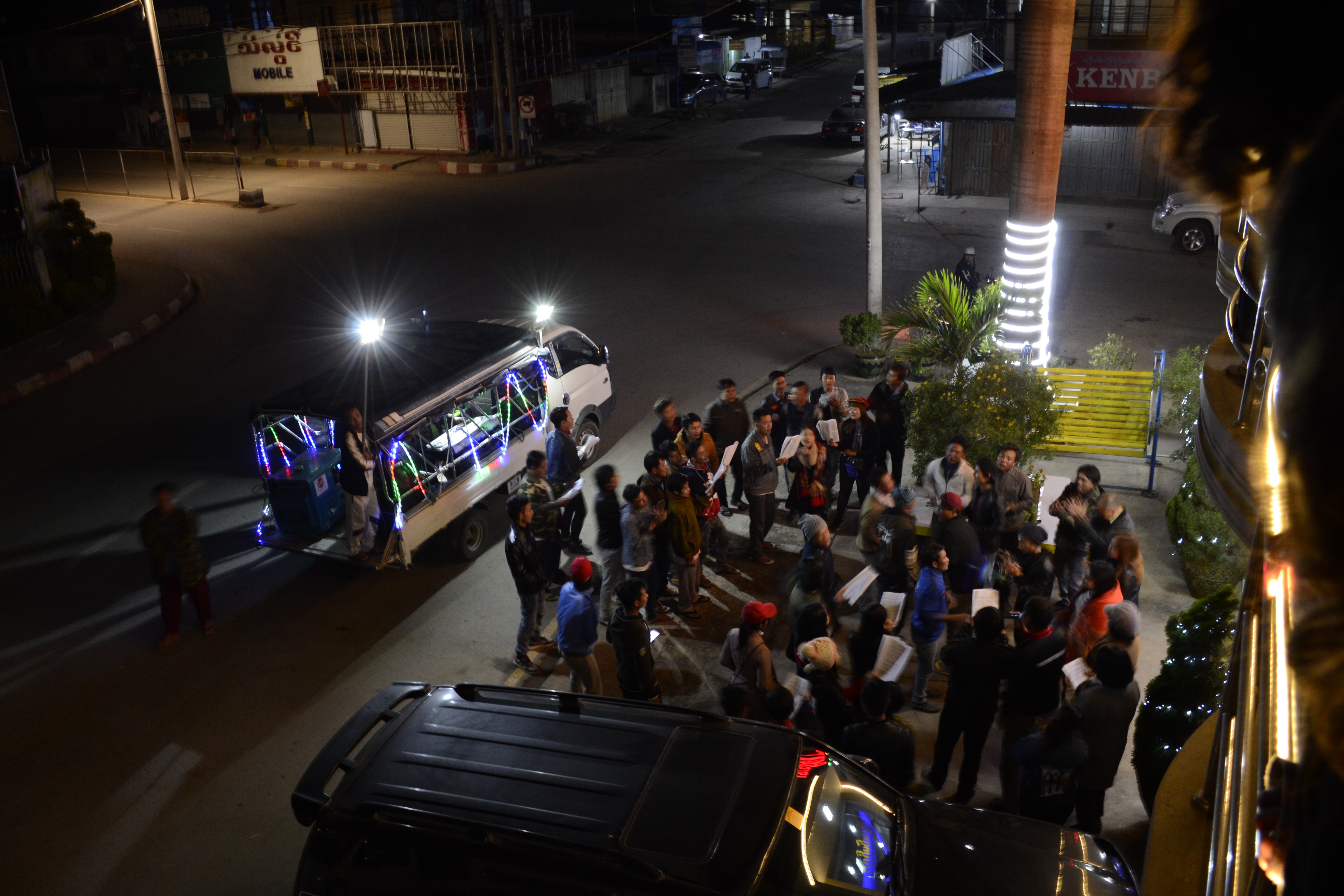 Zoomer sur l'image : Chant de Noël au Myanmar