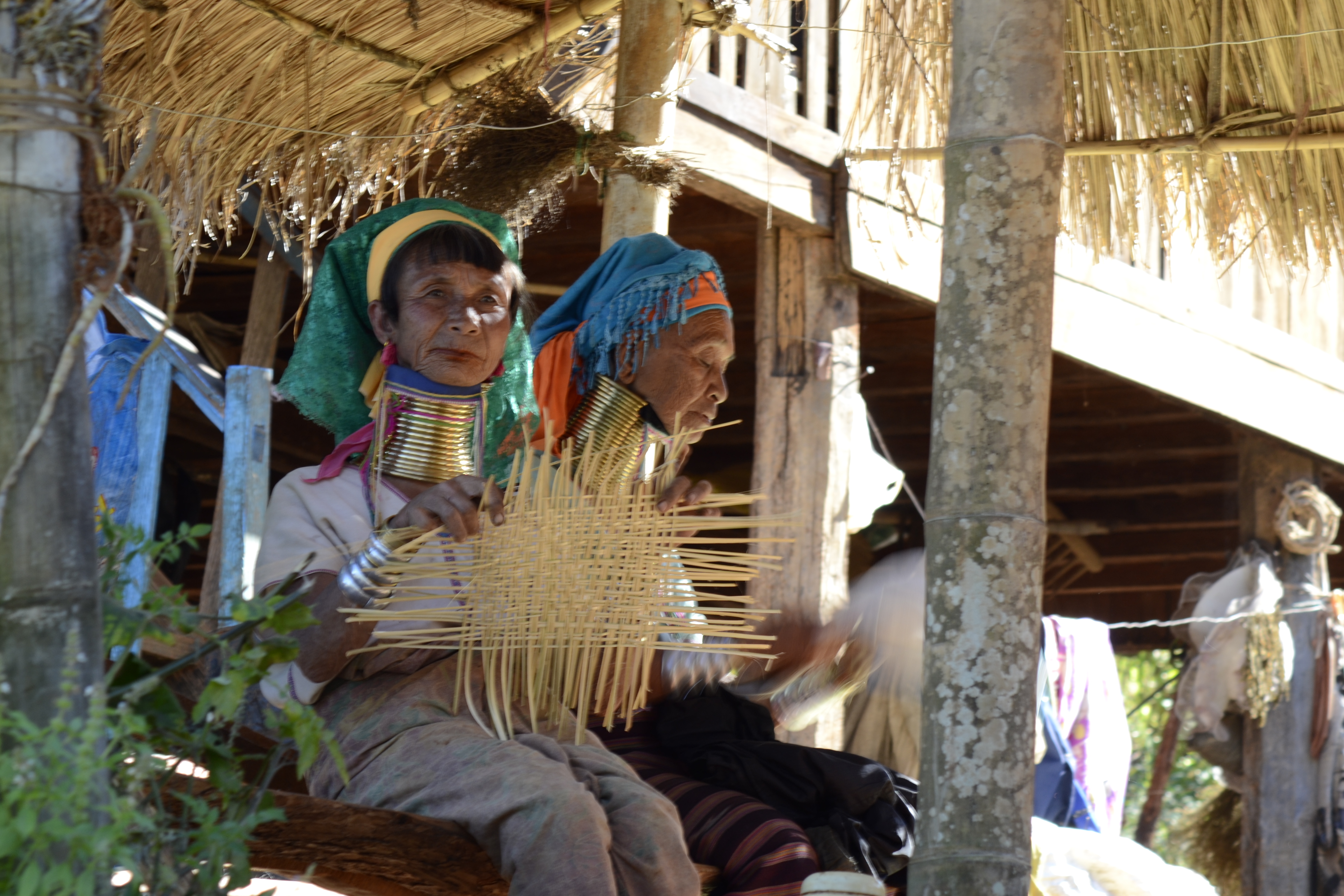 Zoomer sur l'image : Les femmes girafes au Myanmar