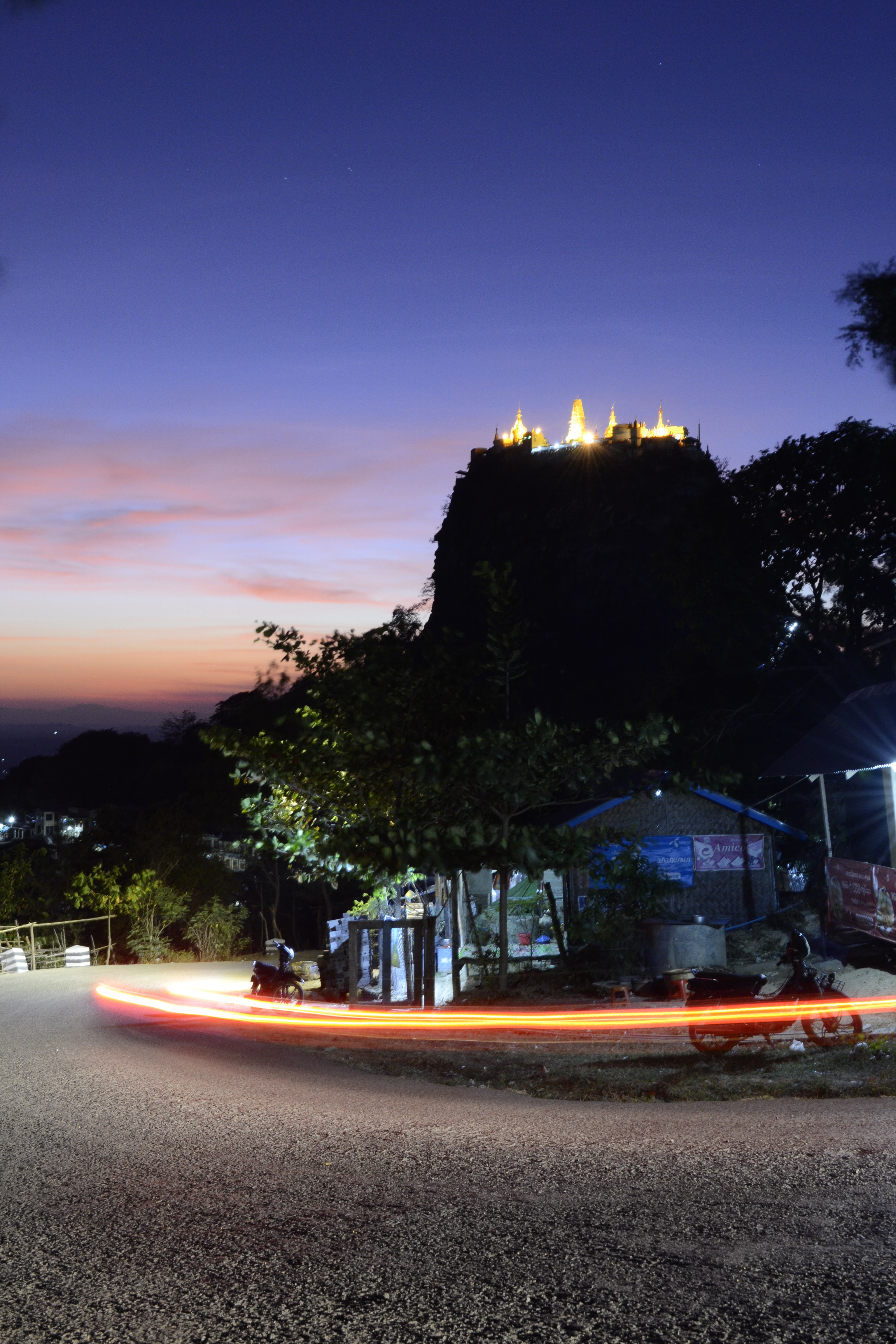 Zoomer sur l'image : Le Mont Popa