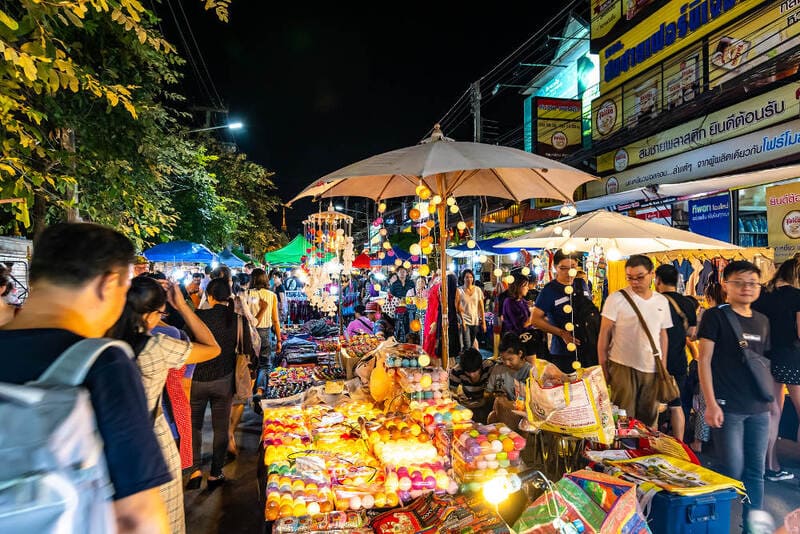 Zoomer sur l'image : Marché de nuit à Chiang Mai