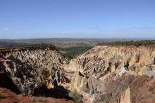 Parc Ankarafantsika : canyon de toutes les couleurs s’appellant un lavaka